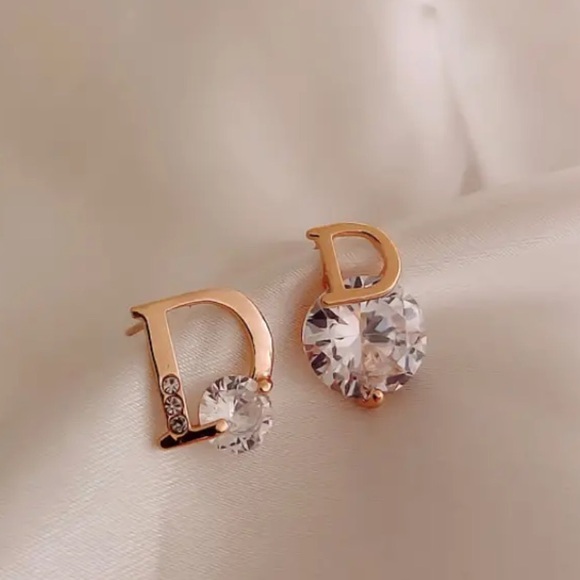 Stunning D-Letter Rhinestone Stud Earrings- Boho 1ct Round Moissanite 18K Plated - Picture 2 of 6